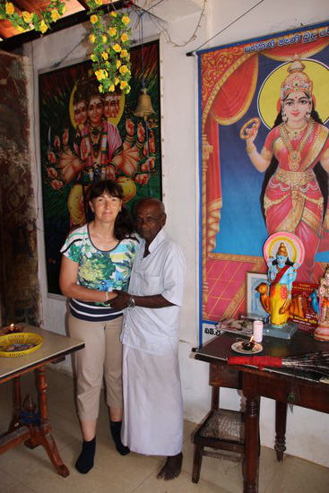 Priester freut sich über Damenbesuch und ....