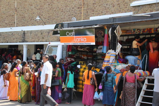 Lokale Messe mit wunderschönen handgearbeiteten Tücher und Stoffen der Region