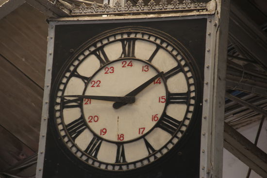 Uhr im Bahnhof von Colombo