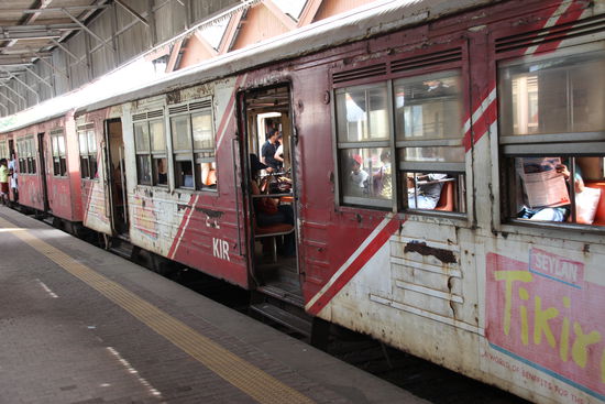 "Moderner" Vorortzug nach Negombo