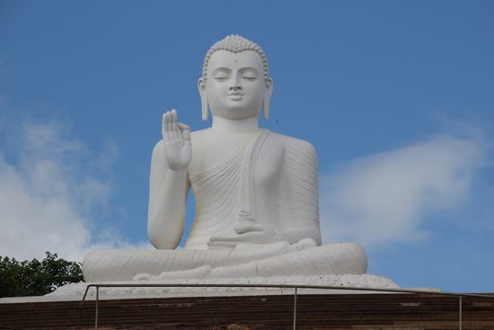 Tempelanlage von Mihintale mit sitzendem Buddha. Erreichbar über 1840 Treppenstufen!!!