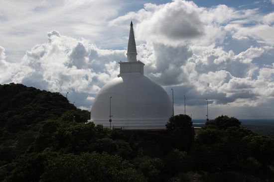 Tempelanlage von Mihintale mit Stupa
