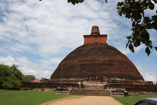 Die Jetavanara-Dagoba ist der größte Ziegelsteinstupa Anuradhapuras. 113 Meter Durchmesser und ursprünglich 122 Meter hoch.