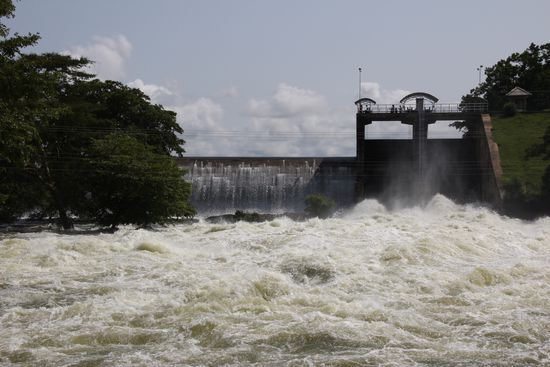 Kala Wewa Stausee läuft über.