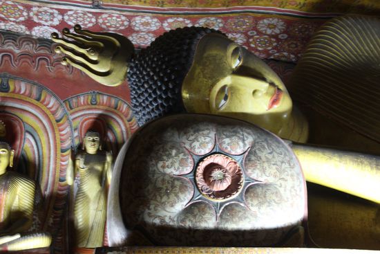 Naturhöhlentempel von Dambulla. Liegender Buddha auf seinem Ruhekissen. Sehenswerte Höhlenmalereien