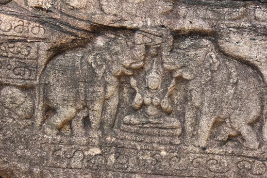 Steinrelief auf dem historischen Gelände von Polonnaruwa