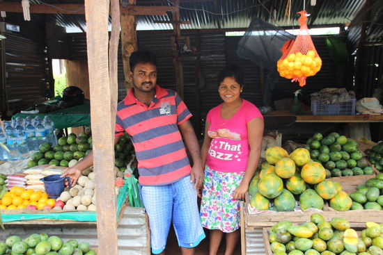 Obststand am Straßenrand mit vielen verschiedenen Mangosorten