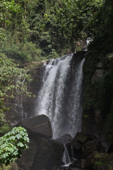 Einer von vielen Wasserfällen im Hochland