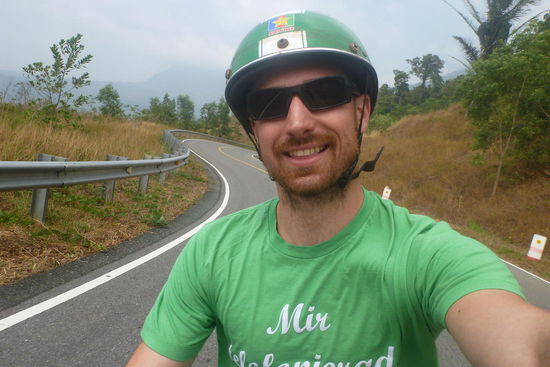 Auf den Weg nach oben.
Man beachte den zum T-Shirt farblich abgestimmten Helm 