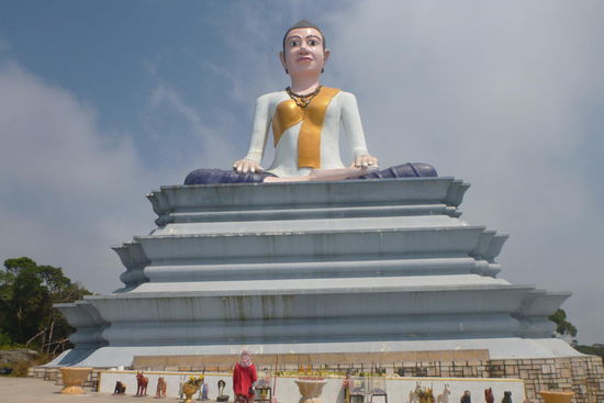 Gigantische Statue kurz vor der Bergstation
