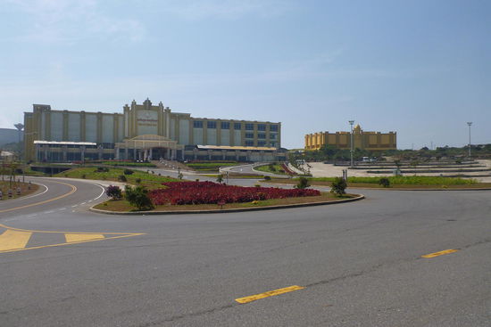 Plötzlich steht man vor einem riesigen Kasino, dass mitten in die Landschaft gesetzt wurde