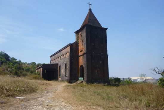 Die Franzosen haben während ihrer Kolonialherrschaft am Anfang des 20.Jahrhunderts auf dem Berg einen Ort geschaffen, um hier ihre Urlaube zu verbringen. Die Überreste, wie in diesem Fall eine katholische Kirche, können heute besichtigt werden.