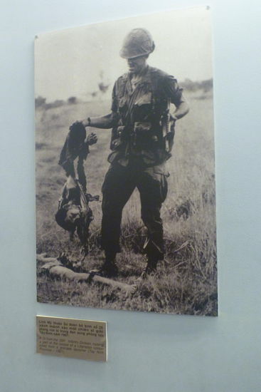 Bild aus dem War Remmants Museum das einen amerikanischen Soldaten zeigt, der den zerfetzten Körper eines Vietnamesen hält...teilweise waren krasse Bilder dabei