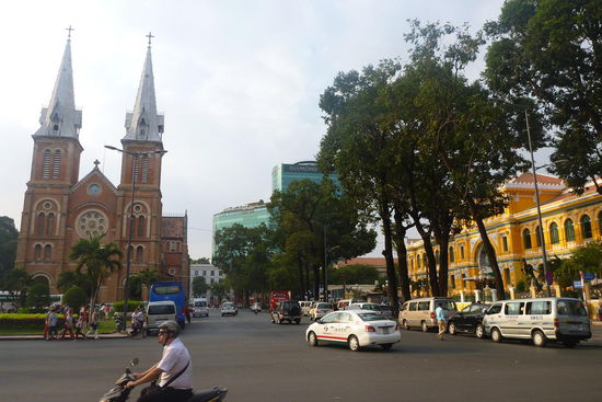 Notre Dam zur Linken und das Post Office auf der rechten Seite
