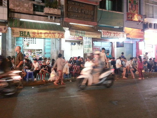 Plastikstühle soweit man sieht 