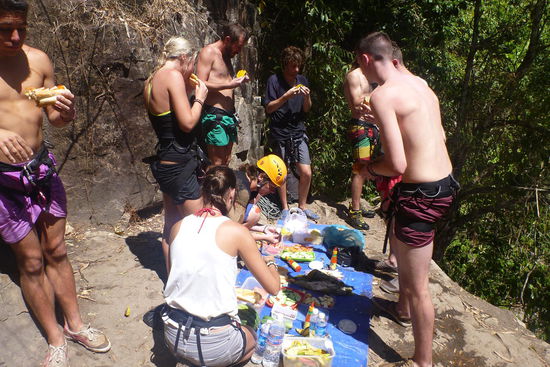 auf einem Felsvorsprung gab es einen Snack, von dem man dann im Anschluss 11m tief ins kühle Nass springen konnte