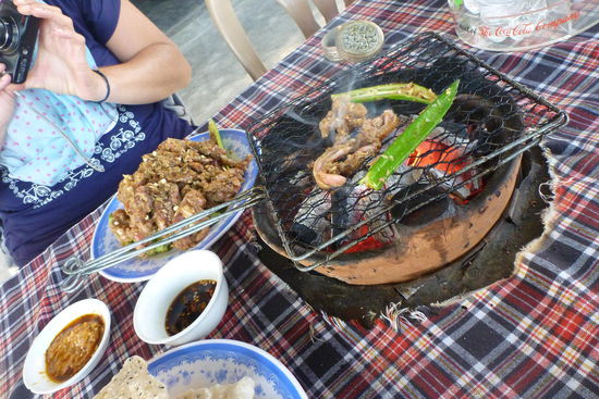 und das Resultat war dann auf dem Tisch gegrillter Hase...sehr lecker!