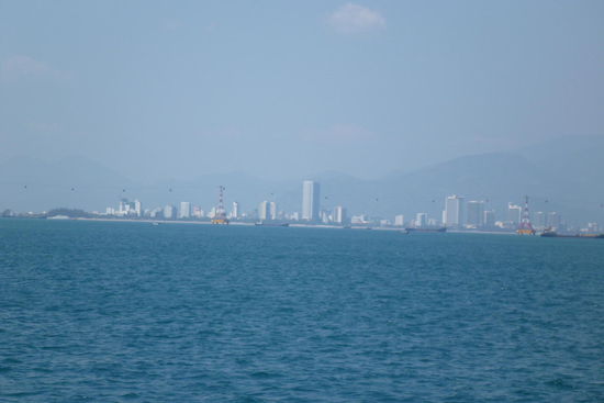 Blick auf Nha Trang. Die Gondelbahn im Vordergrund geht auf eine Insel mit einem Resort und einem wohl ganz schönen Strand