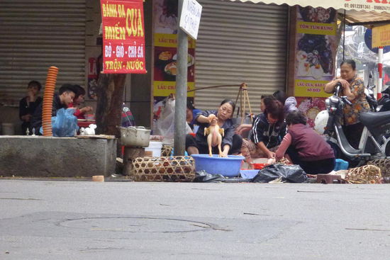 zu Tet wurden überall auf den Straßen Hähne geschlachtet