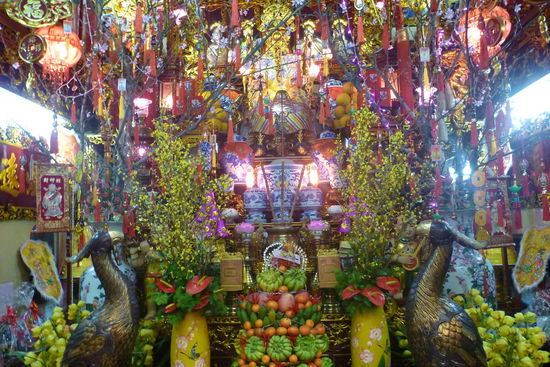 Tempel in einem privaten Haushalt, vollgestopft mit Opfergaben