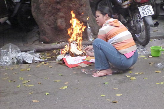 Zum vietnamesischen Neujahr werden Papiergeld oder Besitztümer (aufgedruckt oder nachgebildet mit Papier) verbrannt. Der Rauch transportiert die Opfergaben zur verstorbenen Verwandtschaft ins Jenseits.