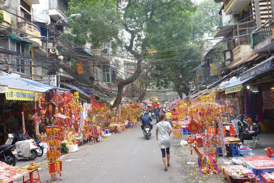 Überall gab es Wimpel oder ähnliches zu kaufen mit der Aufschrift  "Chúc mừng năm mới" (Happy new year)