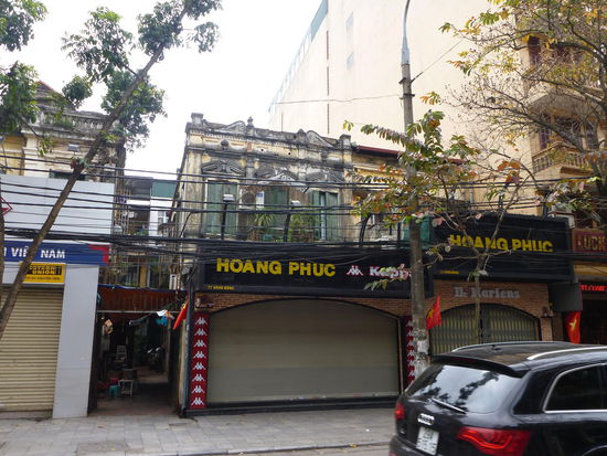 oben alt, unten neu....typisches Bild in Hanoi