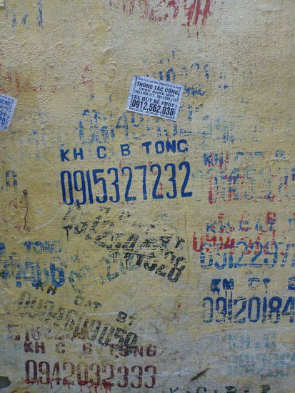auf den Häuserwänden sind überall Stempel mit Telefonnummern von Handwerkern...die vietnamesische Variante der gelben Seiten