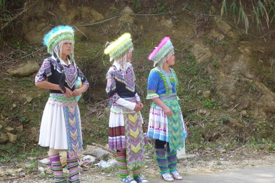 Mädchen in Stammeskleidung (waren glaub Flower Hmong)
