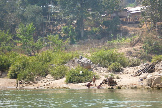 spielende Kinder am Ufer