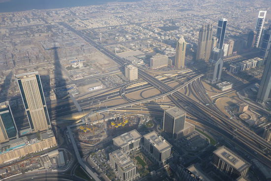 Stadtautobahn und eine der vielen Baustellen
und der "kleine" Schatten vom Burj Khalifa 