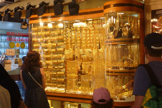 einer der vielen Stände auf dem Gold Souk - ganz schön goldig 