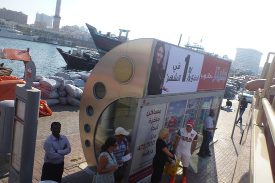 Damit die Leute beim Warten auf den Bus keinen Hitzeschlag bekommen sind die Bushalltehäuschen klimatisiert