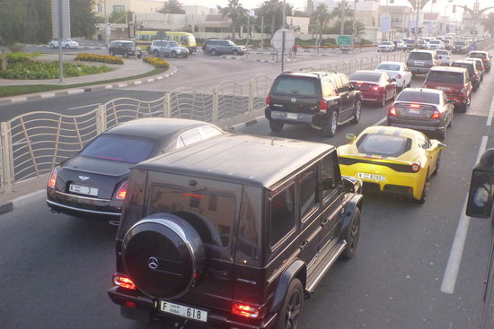 Luxuskarossen und Sportwagen...oft gesehenes Bild auf Dubais Straßen