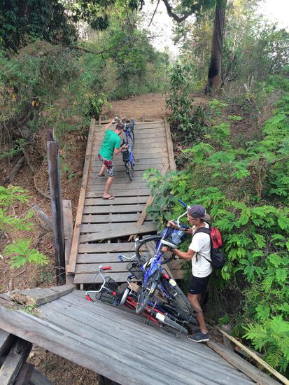 in Laos kommt es schon mal vor, dass man vor eingestürzten Brücken steht...doch selbst ist der Mann 