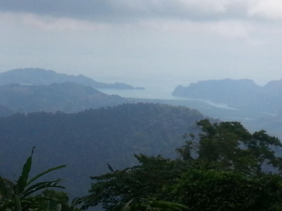 Aussicht bei der Fahrt auf den Gunung Raya