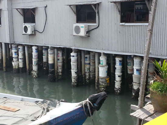 Betoneimer als Stelzen 