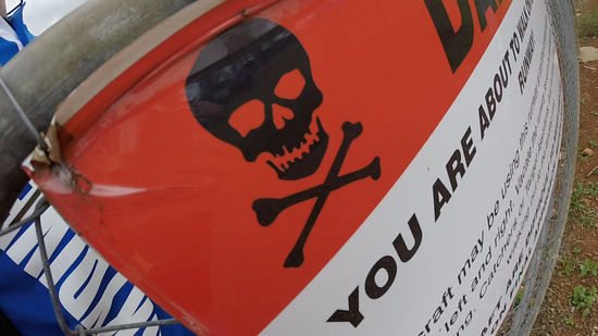 aufmunterndes Schild vor dem Fallschirmsprung