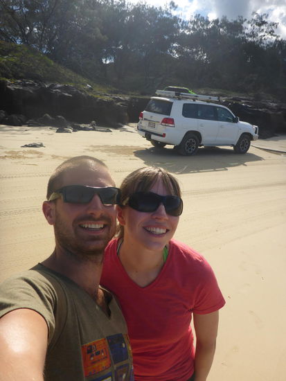 wir vor unserem Gefährt auf dem Highway/Landebahn