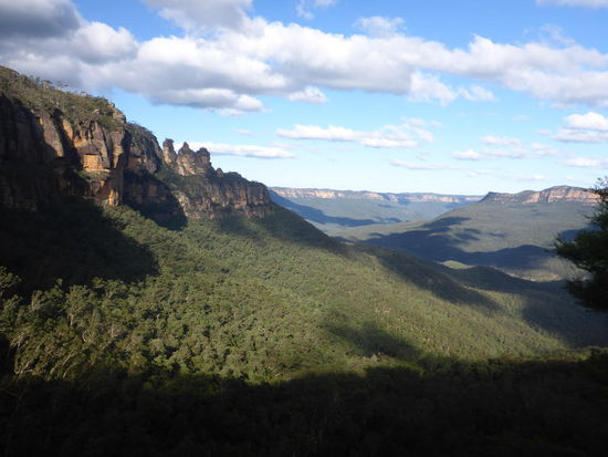 gigantische Aussichten...rechts sieht man die Felsformation "Three Sisters"