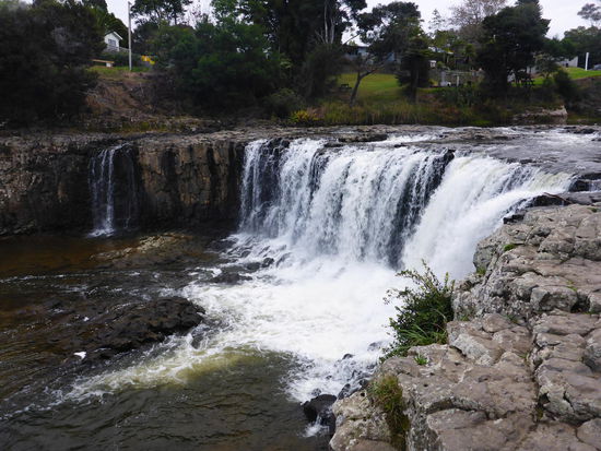 einer der vielen Wasserfälle, die einem unterwegs immer wieder begegnen