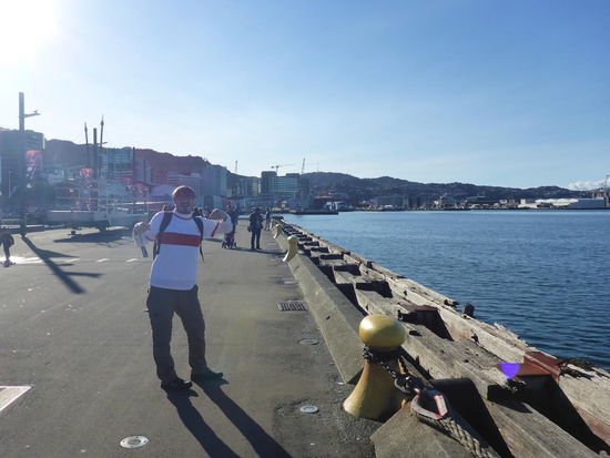 Rado im VFB Trikot, die in der Nacht zuvor den Klassenerhalt geschafft haben...achso, und im Hintergrund die Hafenpromenade 