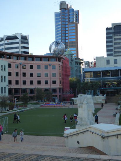 Central Plaza mit dem Fussballfeld und dem darüber schwebenden Fußball