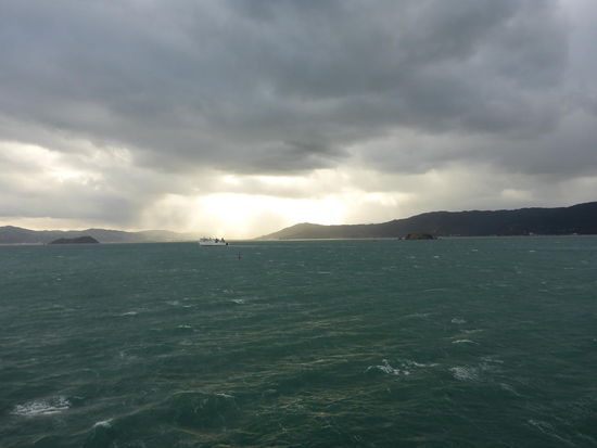 leider kommen die Bilder nicht so ganz gut rüber, aber der Vollständigkeit halber: 
Ausfahrt auf die Cook Strait