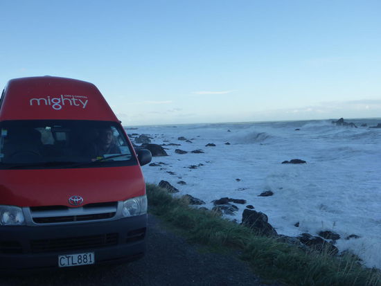 Wellengang direkt neben der Straße