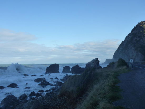 Wellengang direkt neben der Straße