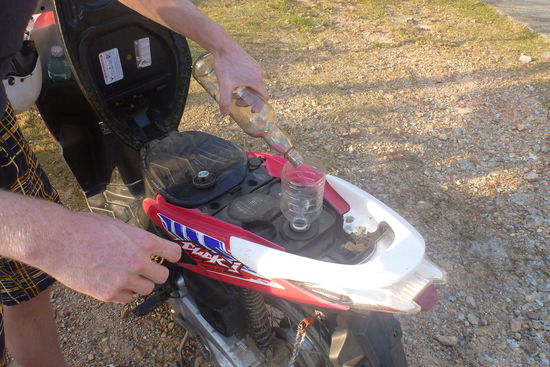 Sprit gibt es aus der Whiskyflasche an jedem Straßenstand