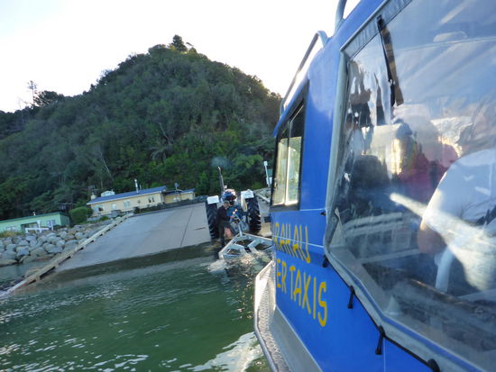 und an Land wird aus dem Wassertaxi ein Überlandtaxi 