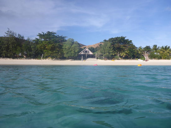 Blick aufs Resort vom Meer aus