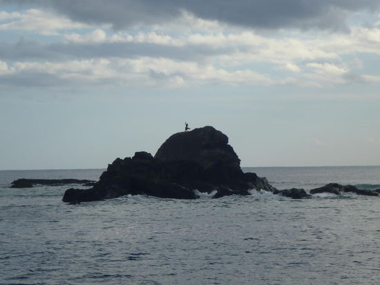 Kriegertanz auf einem Felsen
